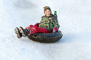 Kid snow tubing